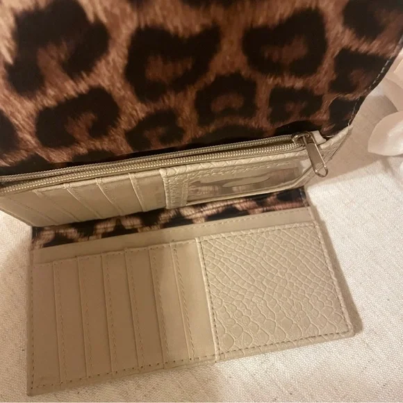 Tan/nude trifold wallet - Picture 3 of 5